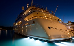 3d обои Белая яхта стоит ночью с яркой подсветкой возле города в гаване  1680х1050