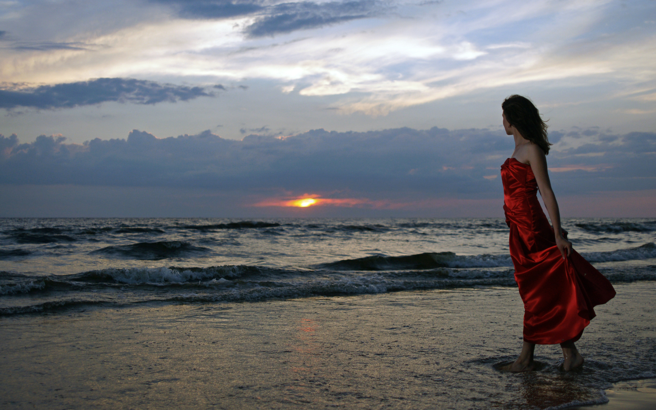 3d обои Девушка в красном платье идет по кромке воды и смотрит на закат  море # 55859
