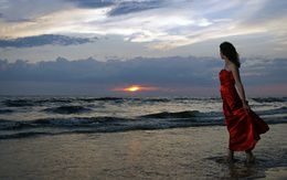 3d обои Девушка в красном платье идет по кромке воды и смотрит на закат  солнце