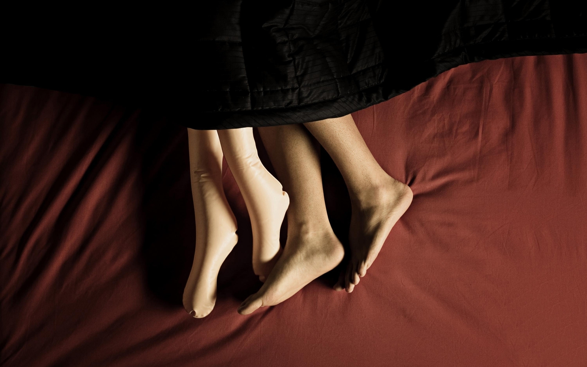 3d обои От одиночества девушка спит с куклой  ножки # 67146