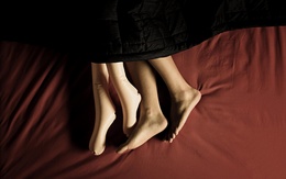 3d обои От одиночества девушка спит с куклой  ножки