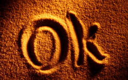 3d обои На золотом песке надпись OK  фразы