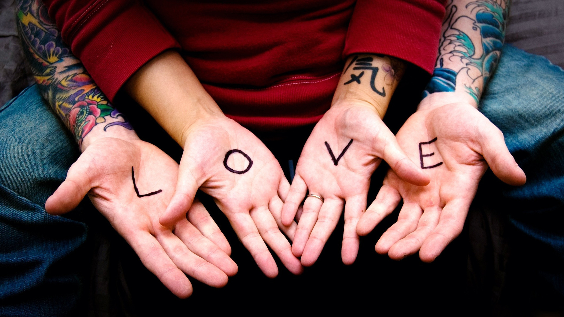 3d обои Руки с цветными татуировками, на ладонях написано LOVE  тату # 82434