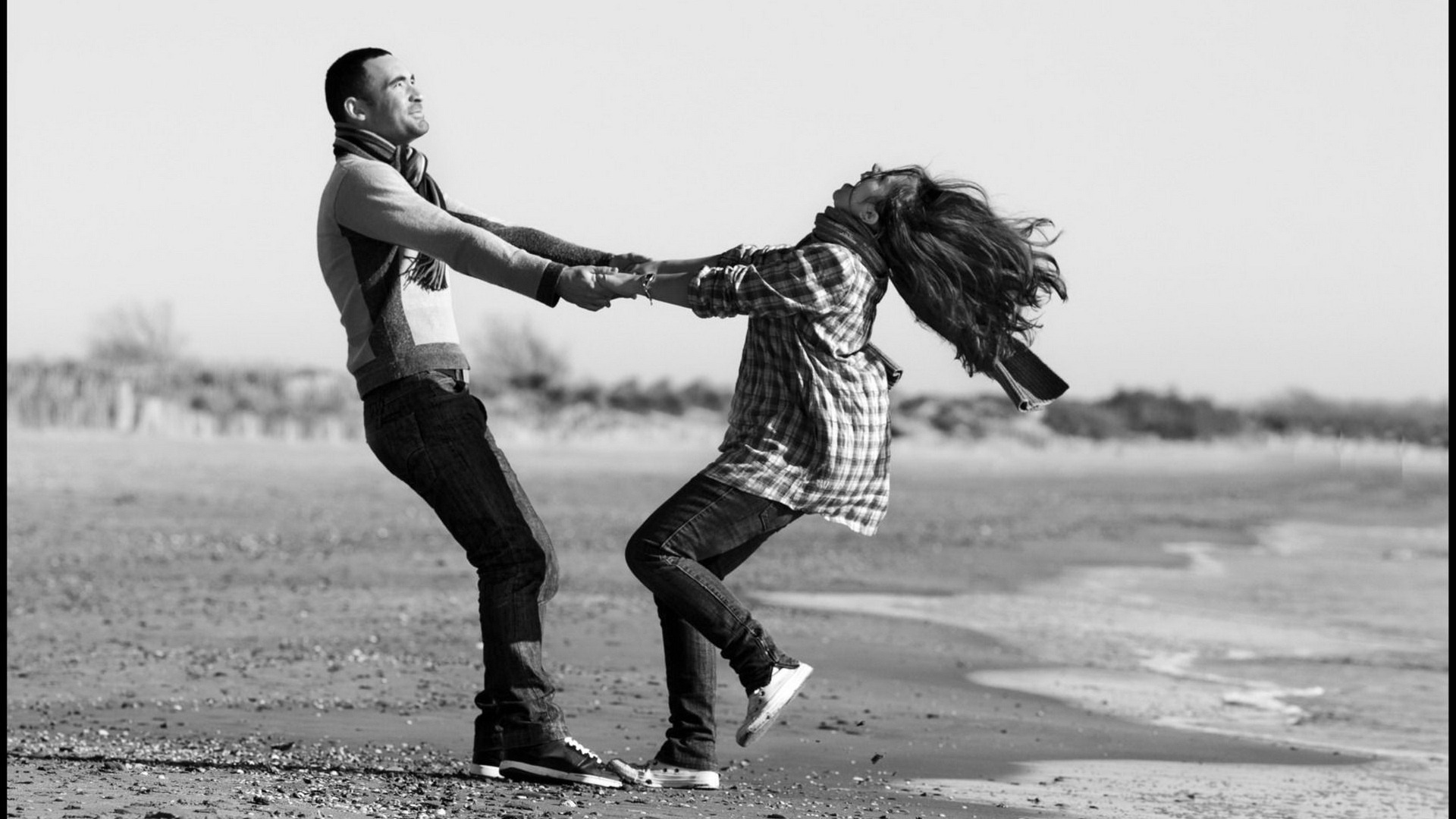 3d обои Счастливая пара бесится на пляже  эмоциональные # 89820