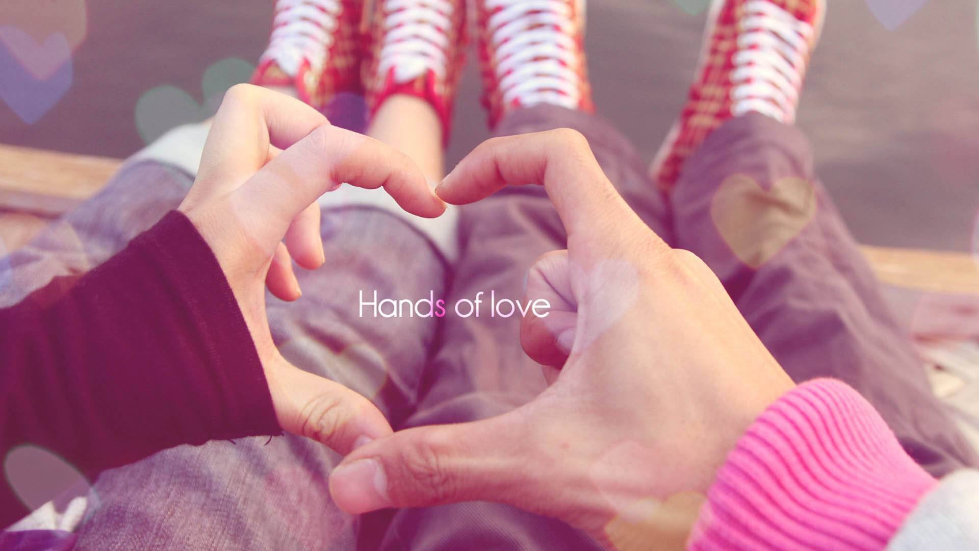 3d обои Парень и девушка сидят вытянув ноги и сложив из рук сердечко (Hands of love)  сердечки # 79703