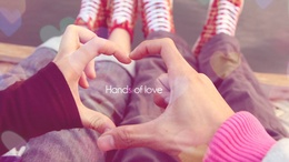3d обои Парень и девушка сидят вытянув ноги и сложив из рук сердечко (Hands of love)  руки
