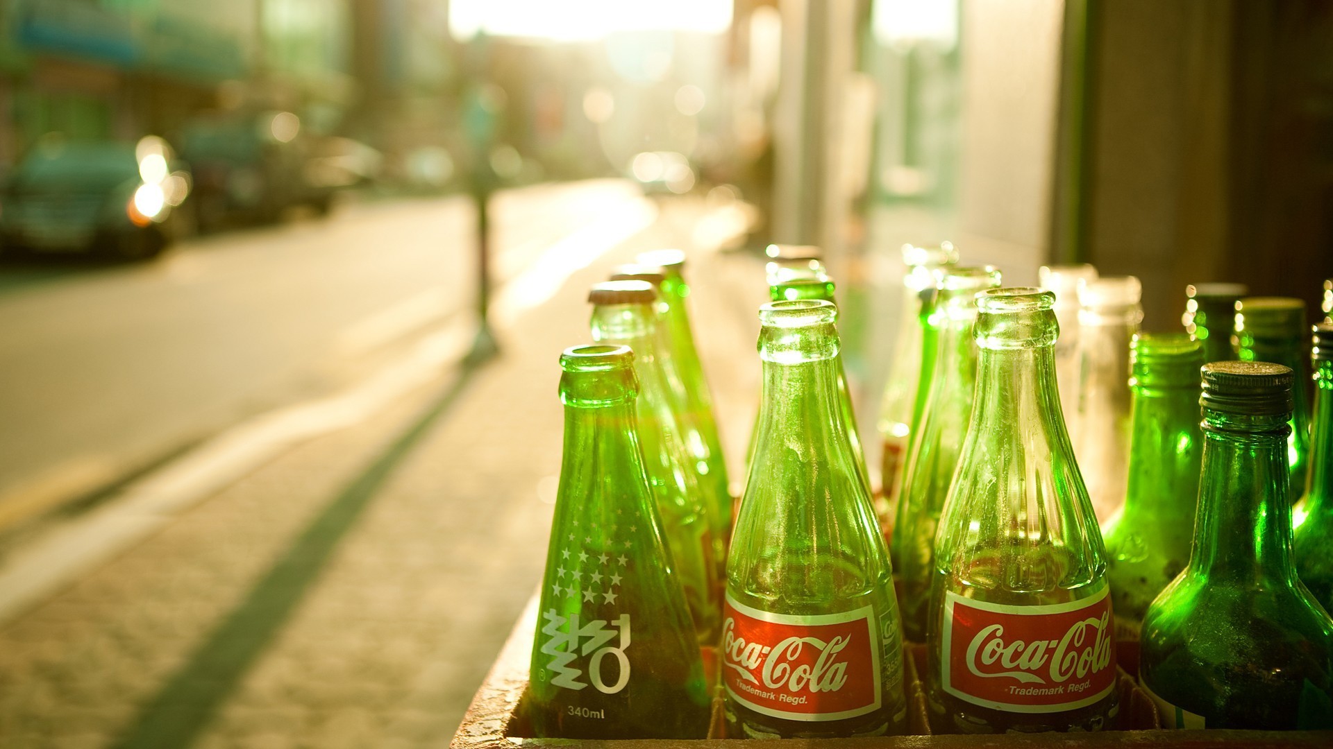 3d обои Пустые бутылки из-под кока колы / Coca cola на солнце  город # 24065