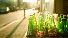 3d обои Пустые бутылки из-под кока колы / Coca cola на солнце  бренд
