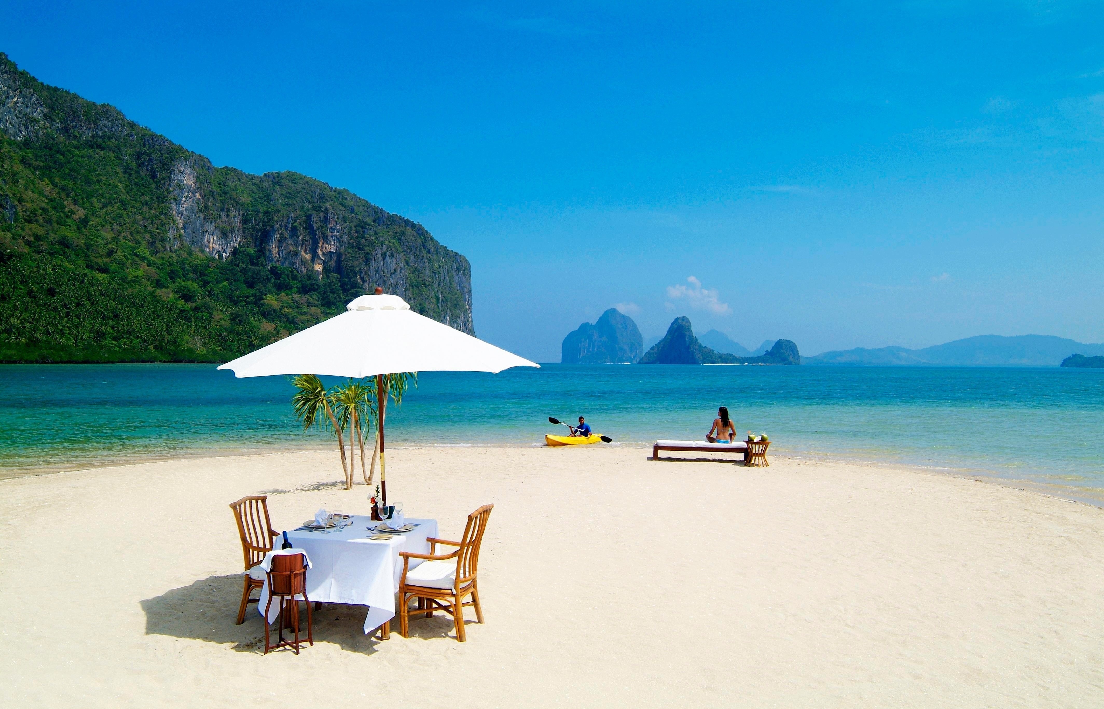 3d обои Столик с белой скатертью на небольшом пляже среди островов  люди # 51887