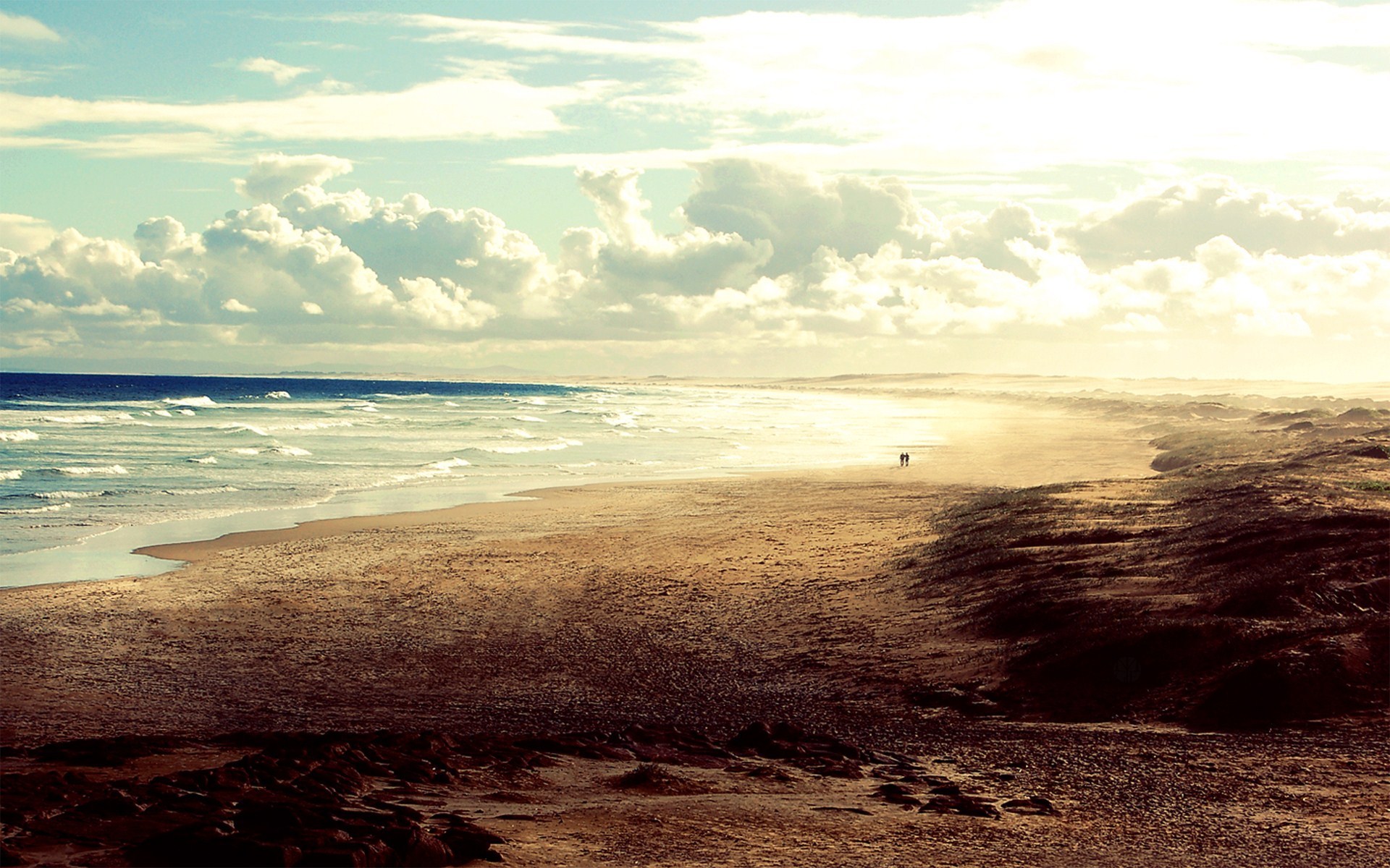 3d обои Берег моря на закате, вдалеке два человека  люди # 51901