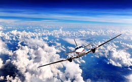 3d обои Двухмоторный самолет летит над облаками  самолеты