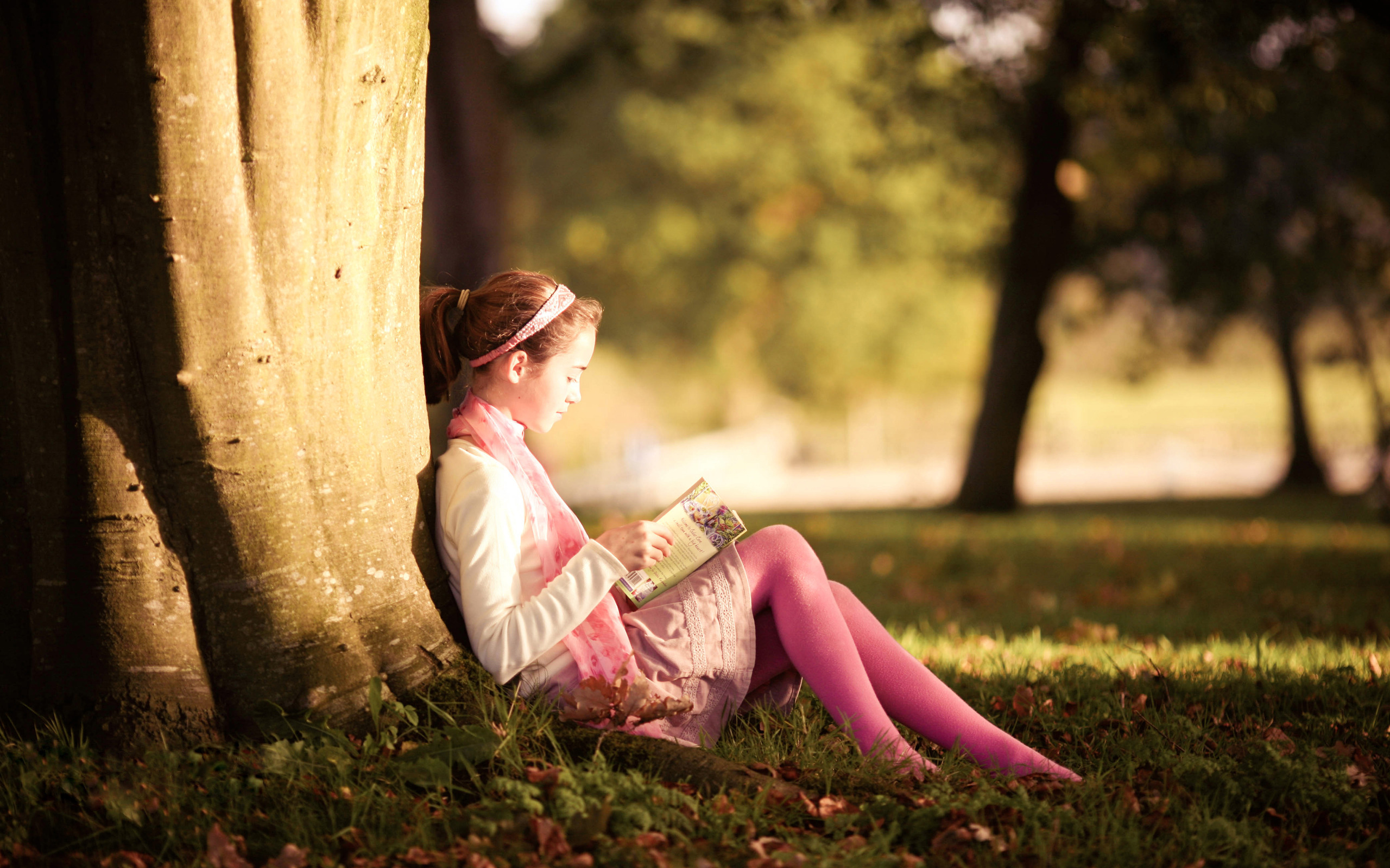3d обои Девочка нашла уединение под деревом, чтобы почитать интересную книгу  дети # 33982