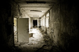 3d обои Коридор в заброшенном здание в городе Припять недалеко от Чернобыля (ЧАЭС), с отслоившейся штукатуркой и открытыми окнами  3072х2048