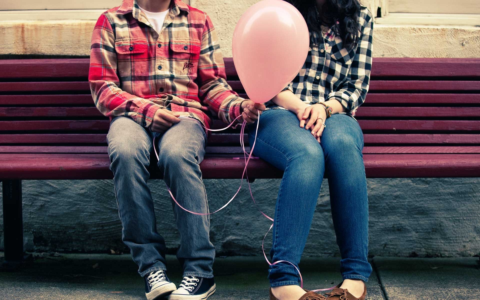 3d обои Парень дарит девушке розовый воздушный шарик, чтобы сказать о своих чувствах  воздушные шары # 23282