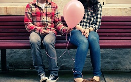 3d обои Парень дарит девушке розовый воздушный шарик, чтобы сказать о своих чувствах  ножки