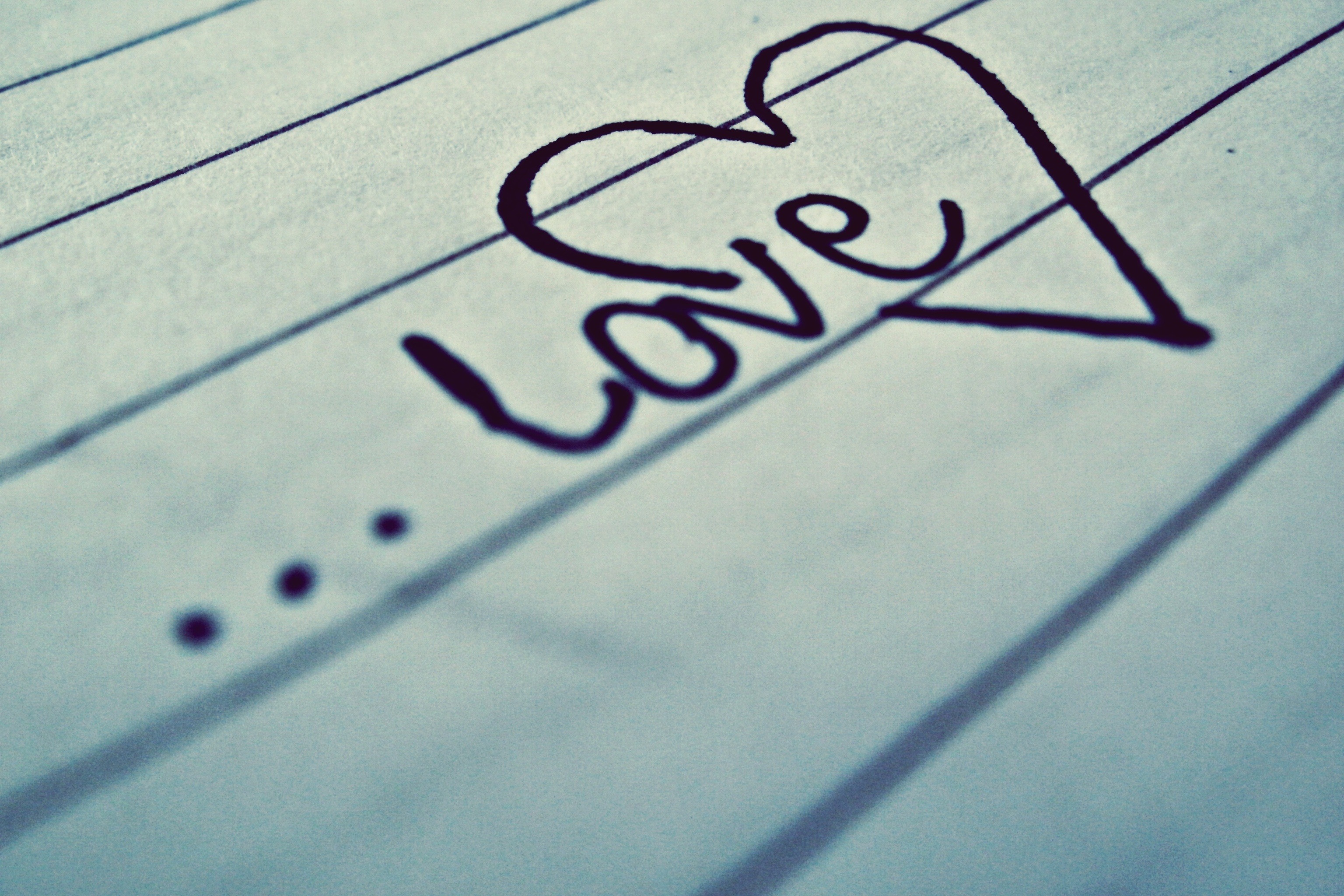 3d обои Макро съемка листа бумаги, на котором написано (Love) и нарисовано сердце  3072х2048 # 17116
