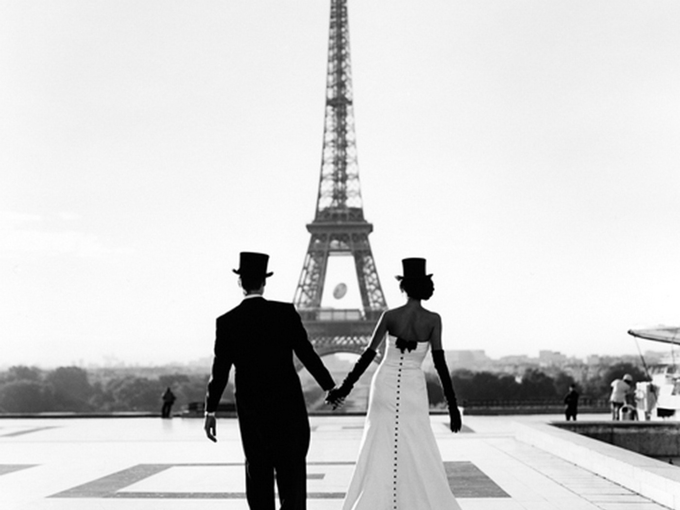 3d обои Жених и невеста прогуливаются по Парижу держась за руки  город # 24030