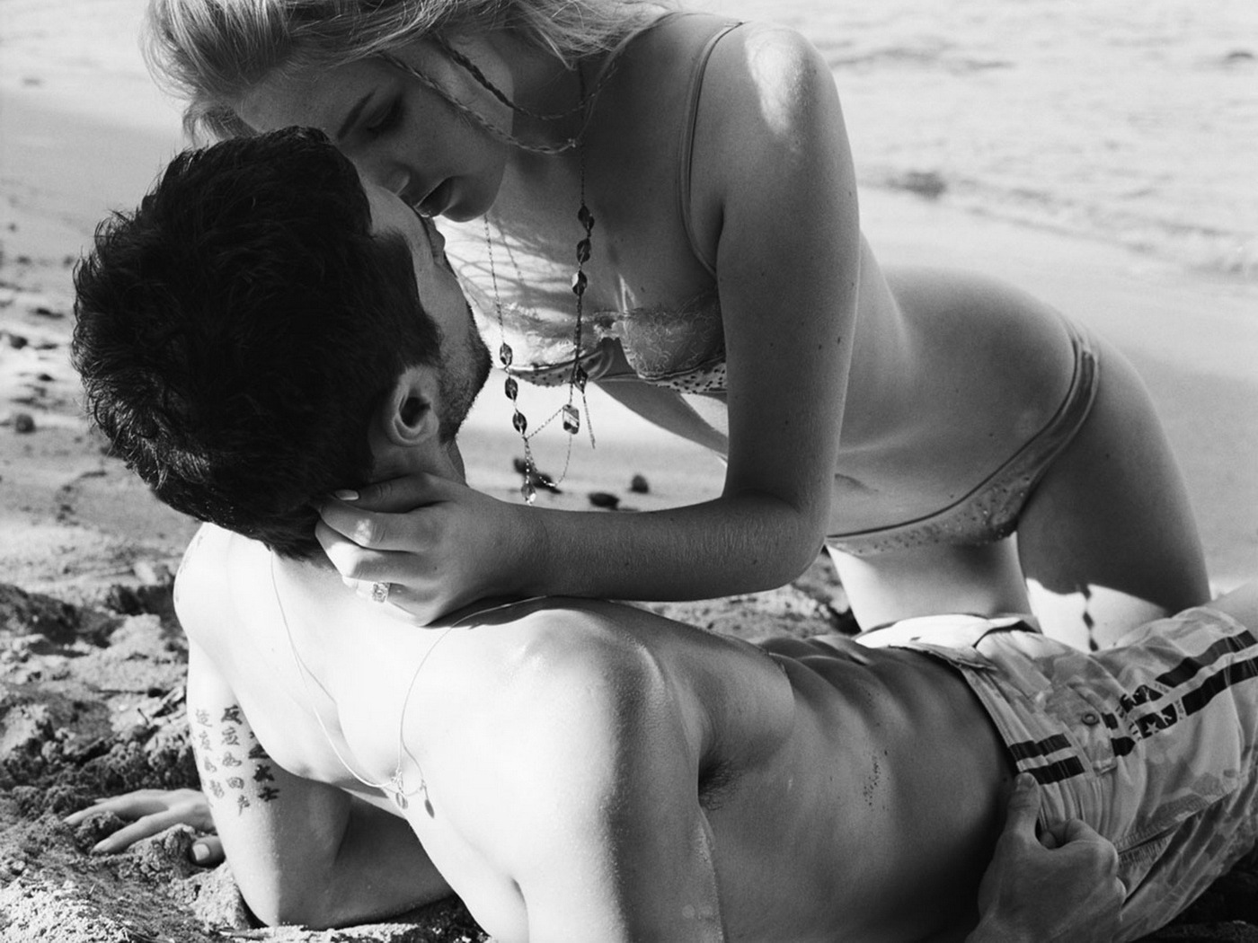 3d обои Девушка в нижнем белье соблазняет парня на пляже  любовь # 51662