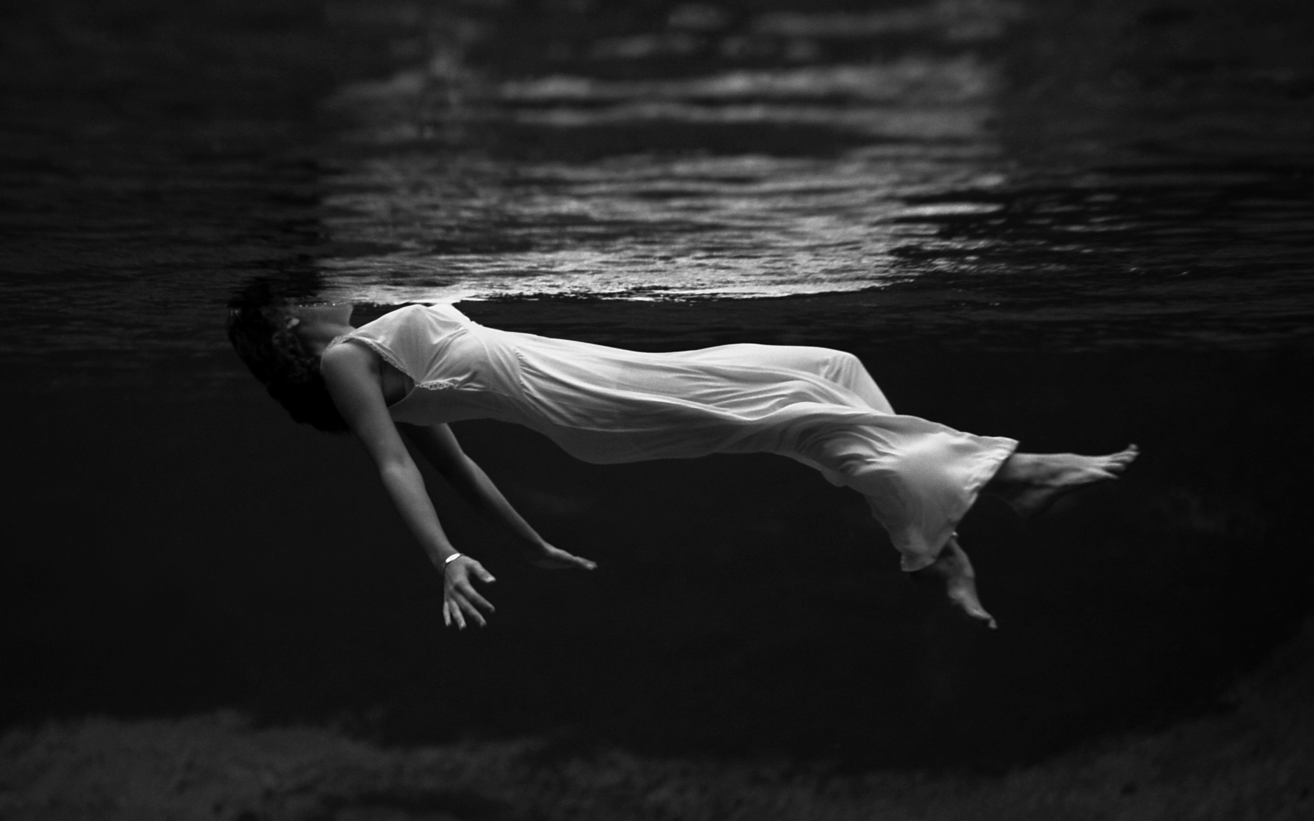 3d обои Девушка плавает под водой  черно-белые # 88460