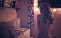 3d обои Photo обнажённой девушки, сидящей в комнате, с татуировкой на спине  тату