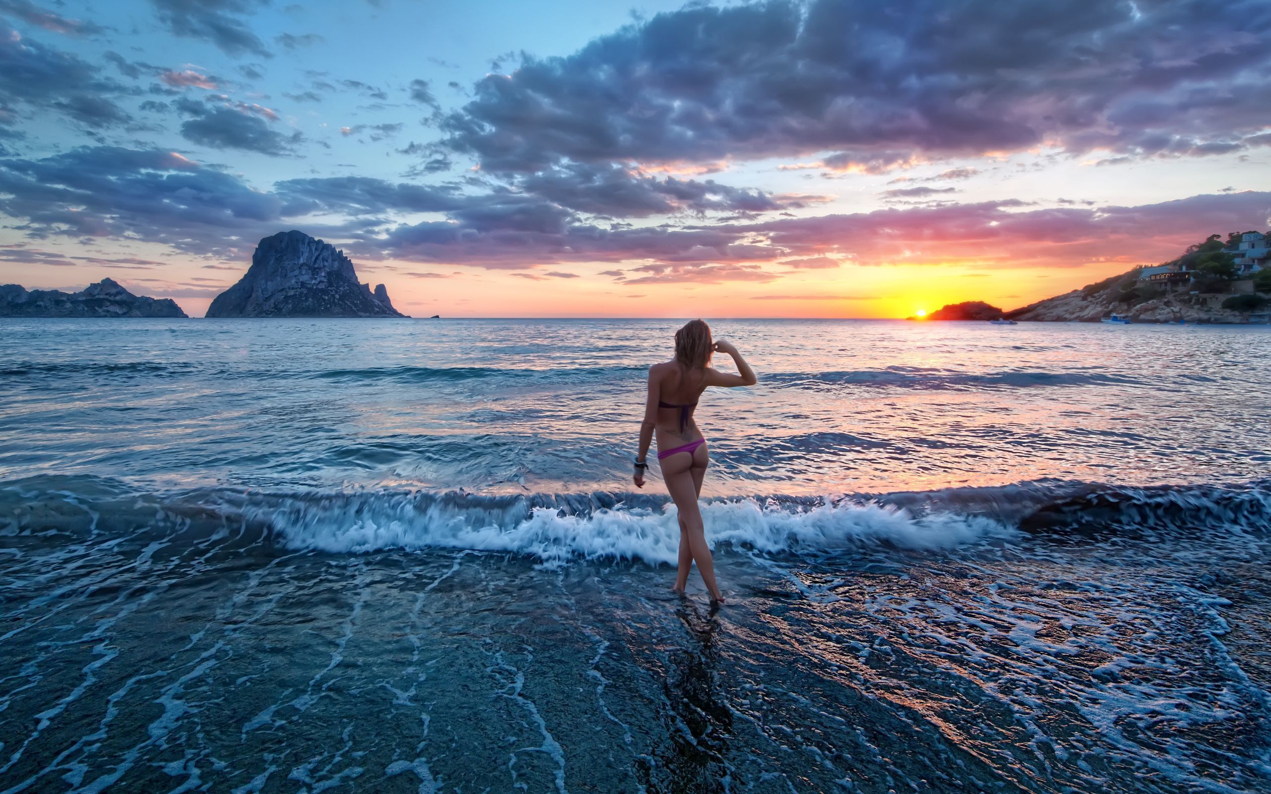3d обои Счастливая девушка в купальнике смотрит на закат на море  море # 55770