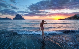 3d обои Счастливая девушка в купальнике смотрит на закат на море  природа