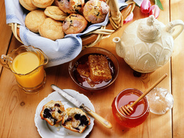 3d обои Завтрак: мёд во всех видах, печенье, булочки с изюмом, тюльпаны  цветы