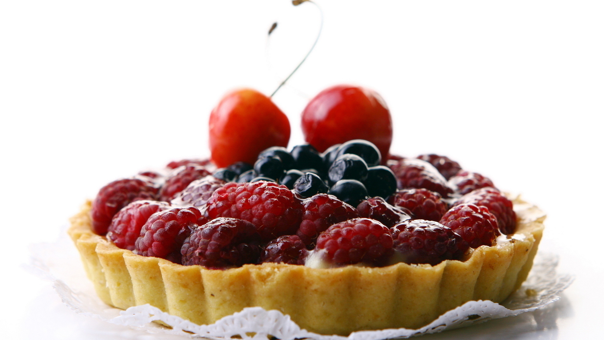 3d обои Десерт - сладкий пирог с ягодами малины, черники, вишни, под ними крем  1920х1080 # 9034