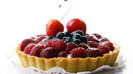 3d обои Десерт - сладкий пирог с ягодами малины, черники, вишни, под ними крем  еда