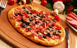 3d обои Пицца, а рядом прдукты, которые пошли на её приготовление: сыр, маслины, колбаска, перец, чеснок, грибы шампиньоны  1920х1200