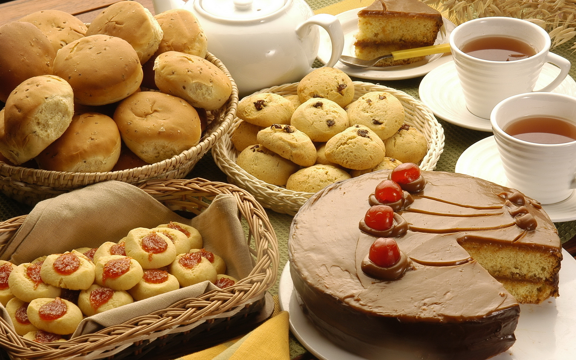 3d обои Сладкий стол - торт шоколадный с вишней и клубникой, булочки, печенье с изюмом, чашки с чаем  1920х1200 # 10592