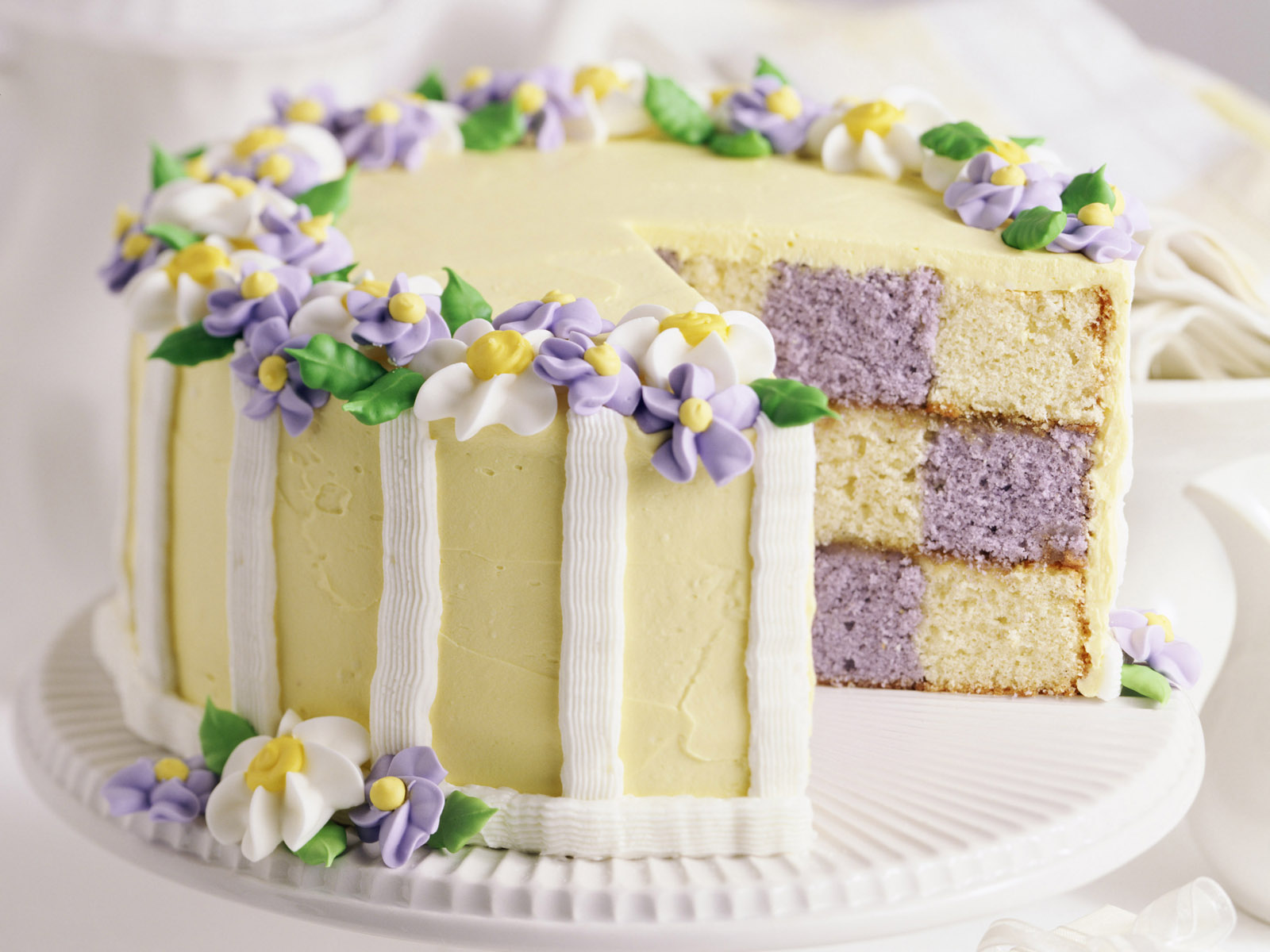 3d обои По краю тортика маленькие цветочки, внутри торт двухцветный  цветы # 86095
