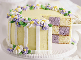 3d обои По краю тортика маленькие цветочки, внутри торт двухцветный  цветы