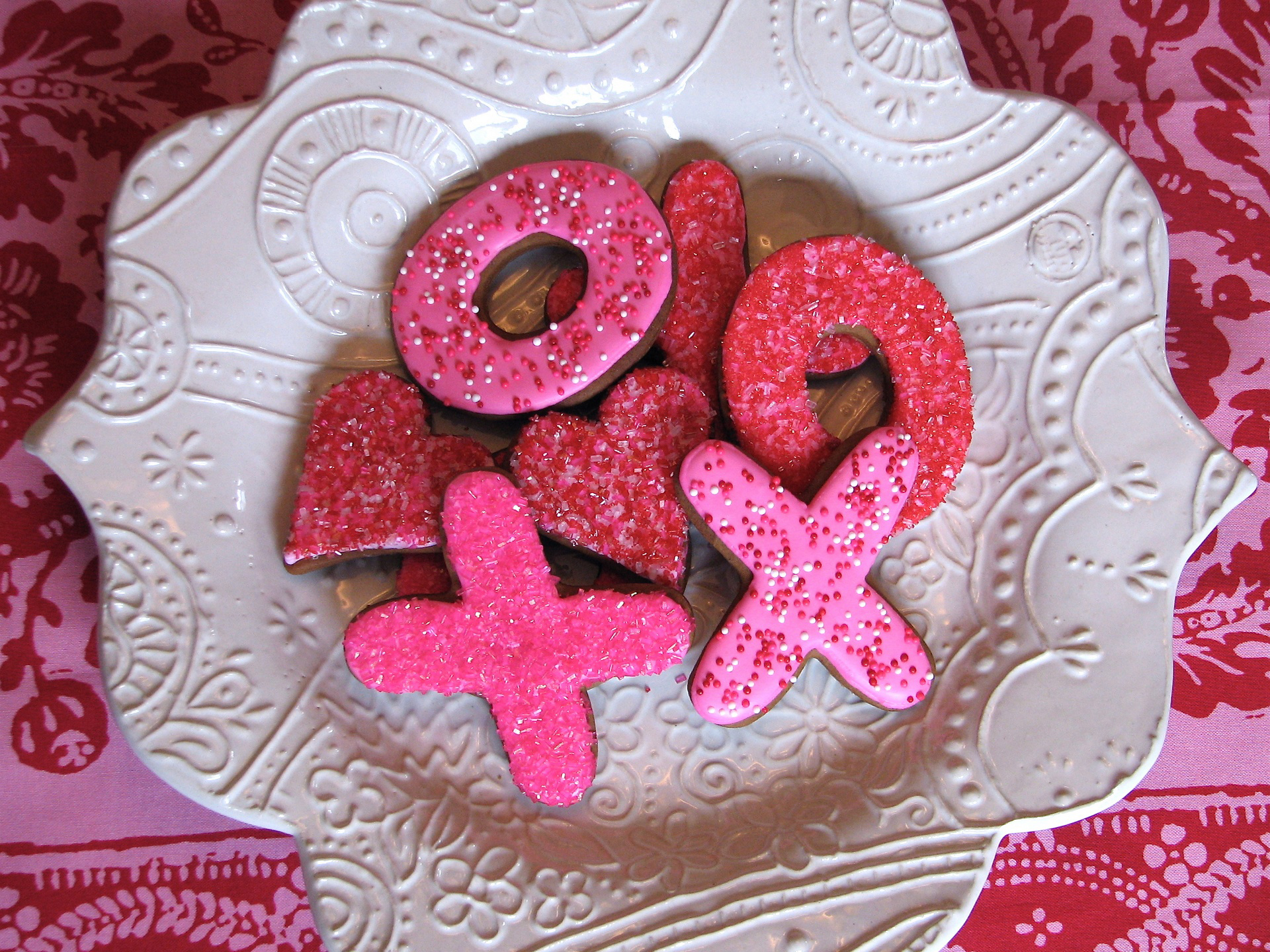 3d обои Розовые печеньки в виде букв Х, О и сердечек  1920х1440 # 14691