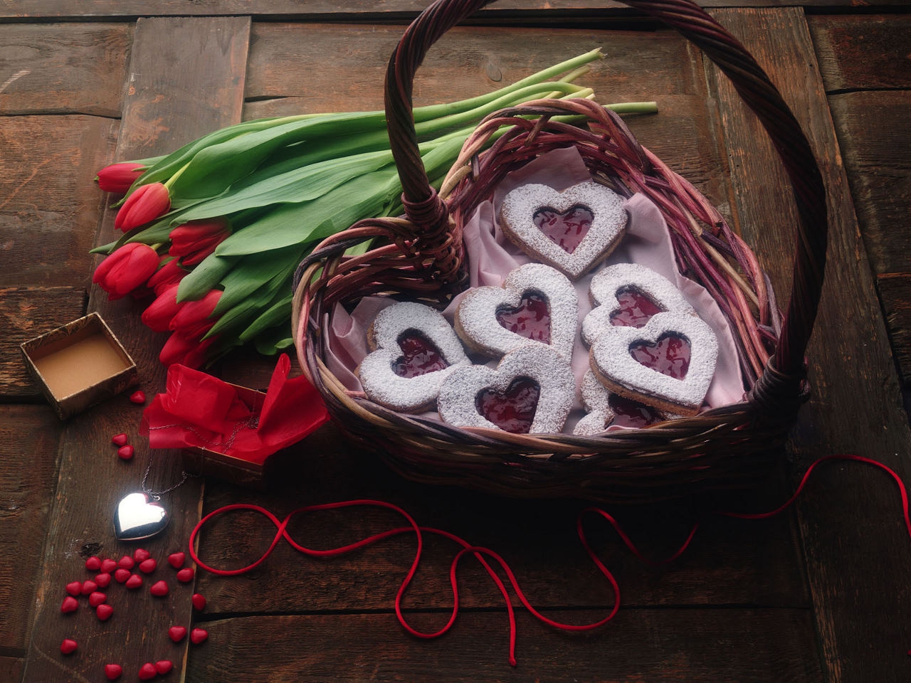 3d обои Печенья сердечки в корзине, рядом красные тюльпаны  сердечки # 79672