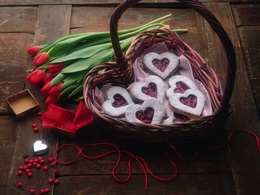 3d обои Печенья сердечки в корзине, рядом красные тюльпаны  1280х960