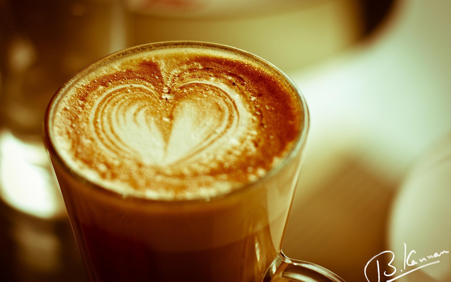 3d обои Кофе с пенкой в виде сердца в прозрачной чашке  сердечки # 79645