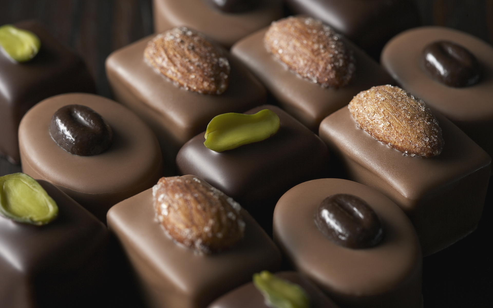 3d обои Шоколадные конфеты с орешками и кофейными зернами  макро # 52179