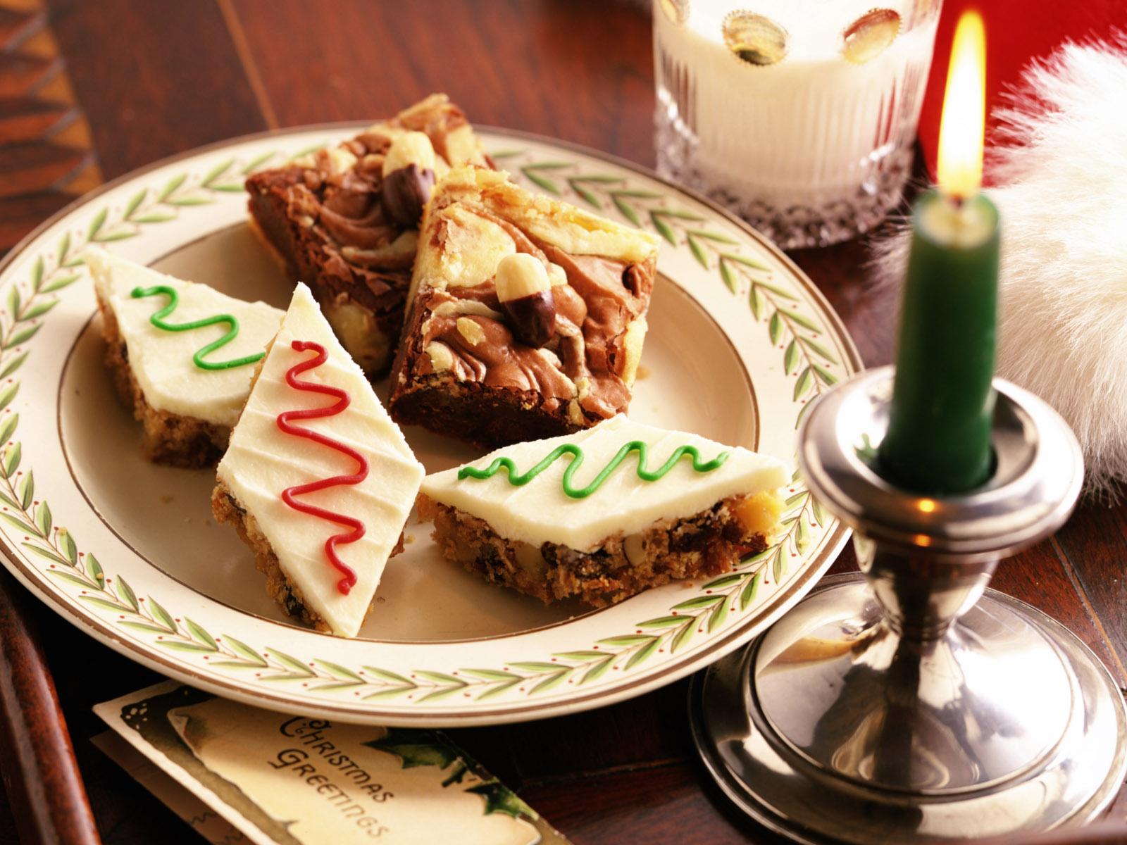 3d обои Праздничные печеньки и зеленая свеча на столе  огонь # 67949