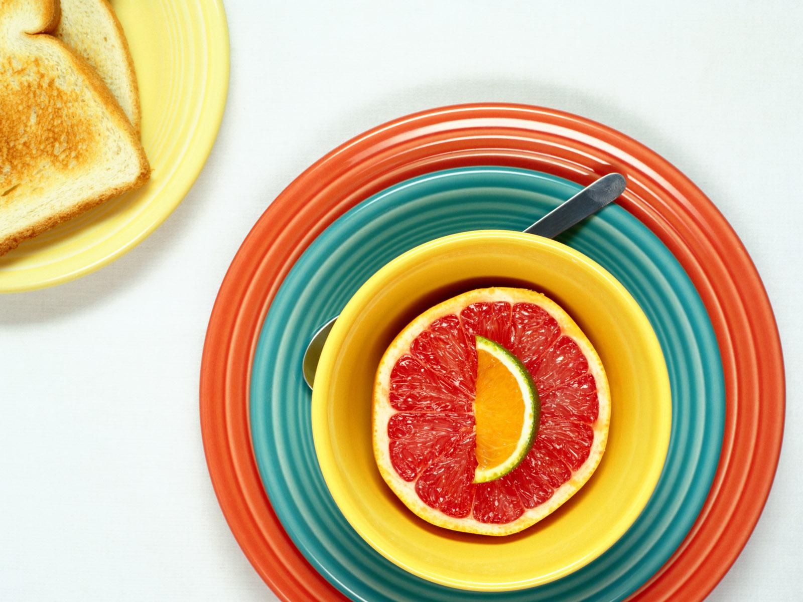 3d обои Кусочки лайма и грейпфрута в трех разноцветных тарелках  позитив # 68529