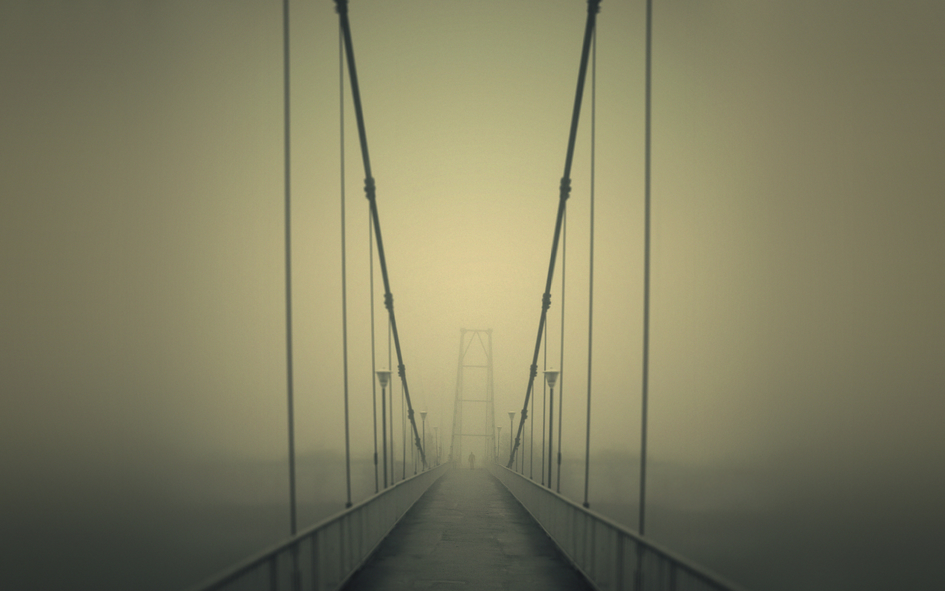 3d обои Мост погрузился в туман, но на том краю виден человек  мосты # 56921