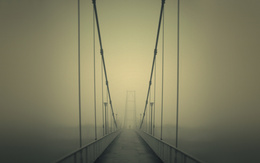 3d обои Мост погрузился в туман, но на том краю виден человек  мосты