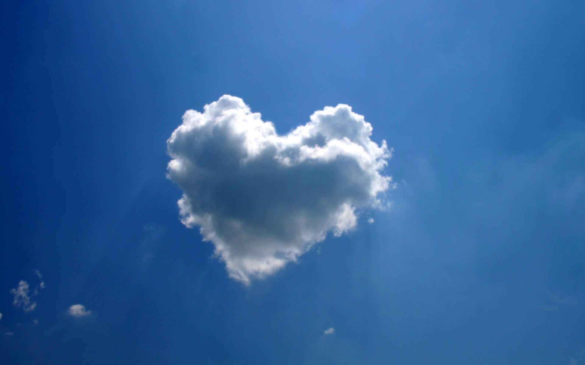 3d обои Ярко-голубое небо с облаком в виде сердца  сердечки # 79636