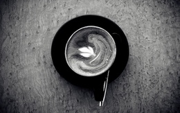 3d обои Кофе на котором пенкой наросован листик  черно-белые