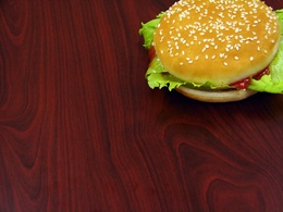 3d обои Гамбургер, из которого выглядывает листик салата  еда
