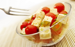 3d обои Салат из помидорок, сыра и оливок  предметы