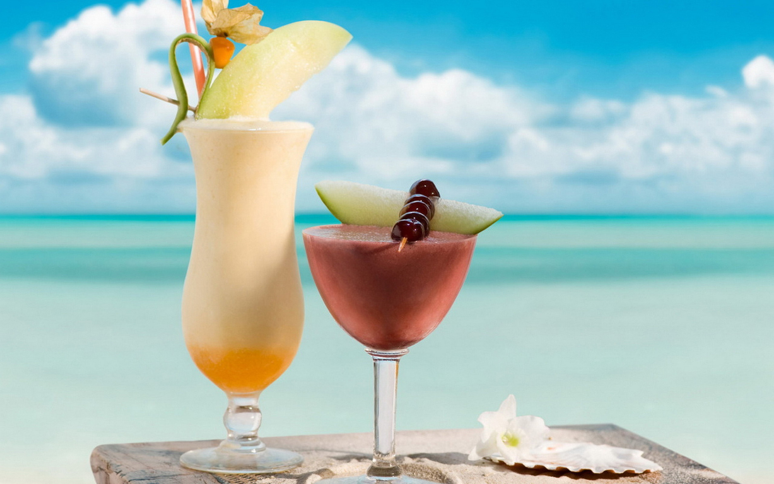 3d обои Летние коктейли с вишенками, кусочками дыни на фоне яркого летнего неба и моря  еда # 36407