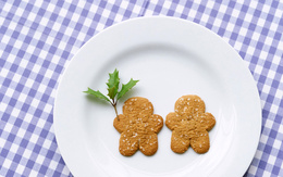 3d обои Два печенья в виде человечков на тарелке  листья