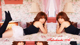 3d обои Такахаши Ай / Takahashi Ai лежит на кровати в комнате с цветочными обоями  известные люди