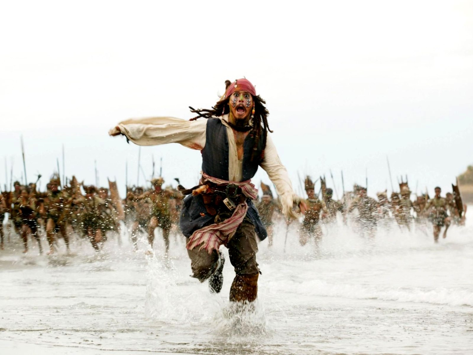 3d обои Капитан Джек Воробей убегает от разгневанных туземцев (Пираты Карибского моря Сундук мертвеца - 2)  вода # 21484